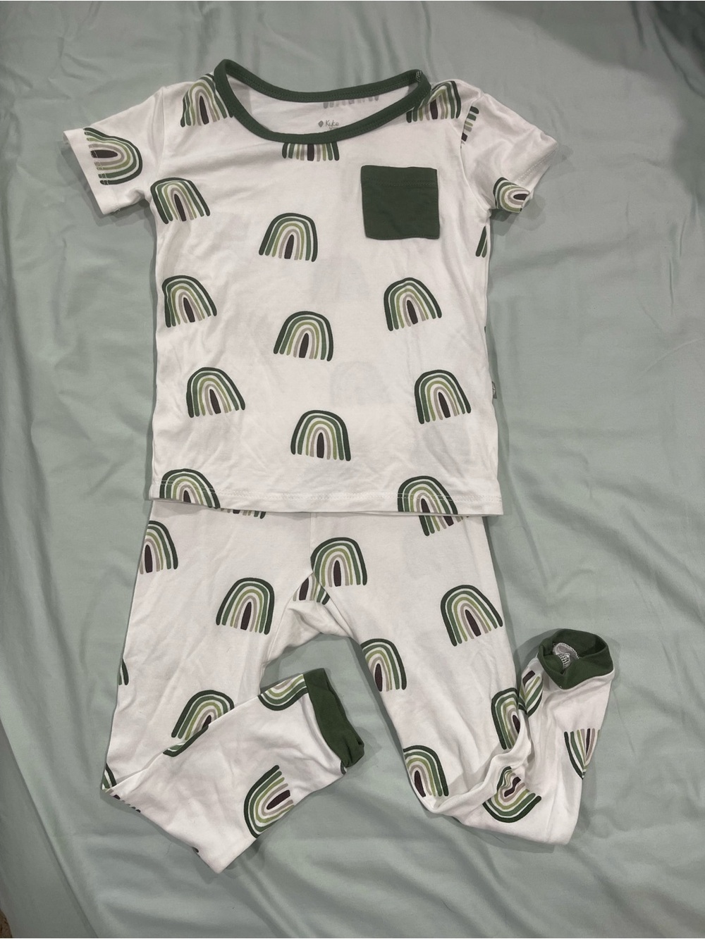 Kyte BABY Hunter Green Rainbow Print. Short Sleeve Pajama set. Size 2T